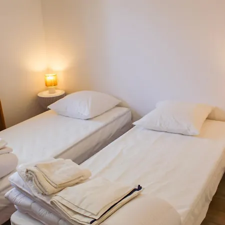 Maison Bleue 8 A 10pers Avec Piscine