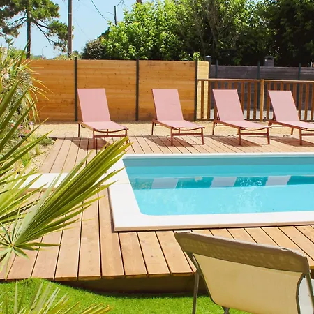 Maison Bleue 8 à 10pers Avec Piscine *
